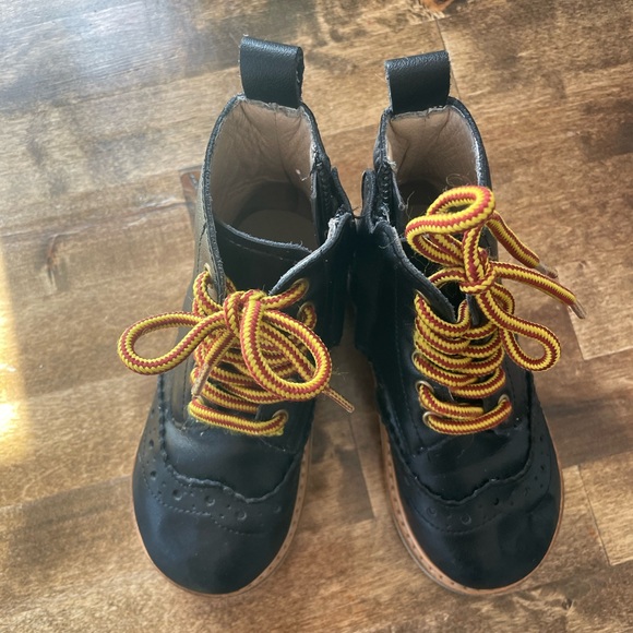 Leather Wing Tip Toddler Boots - Picture 4 of 8